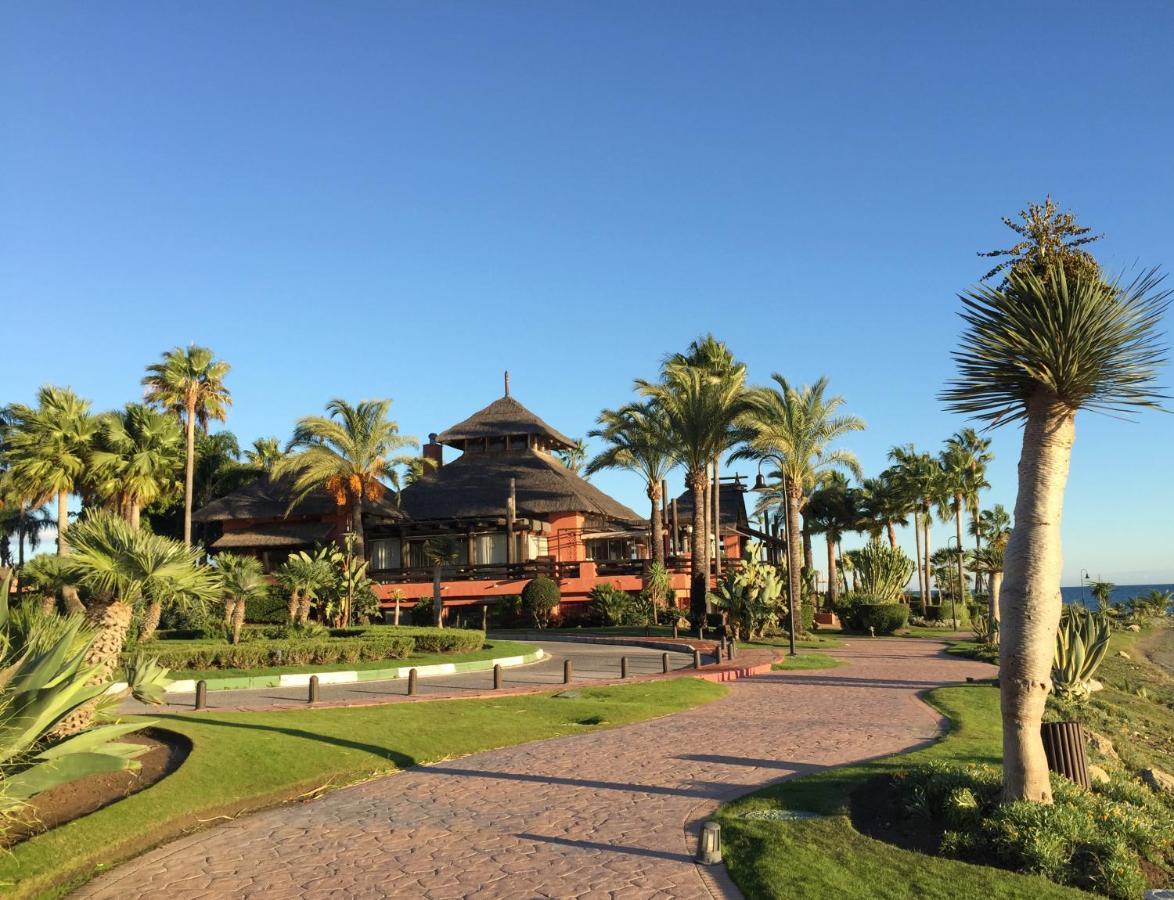 Salinas. Apartment For 4. Terrace/Parking/Pools/Gym/4Mins Beach Estepona Luaran gambar