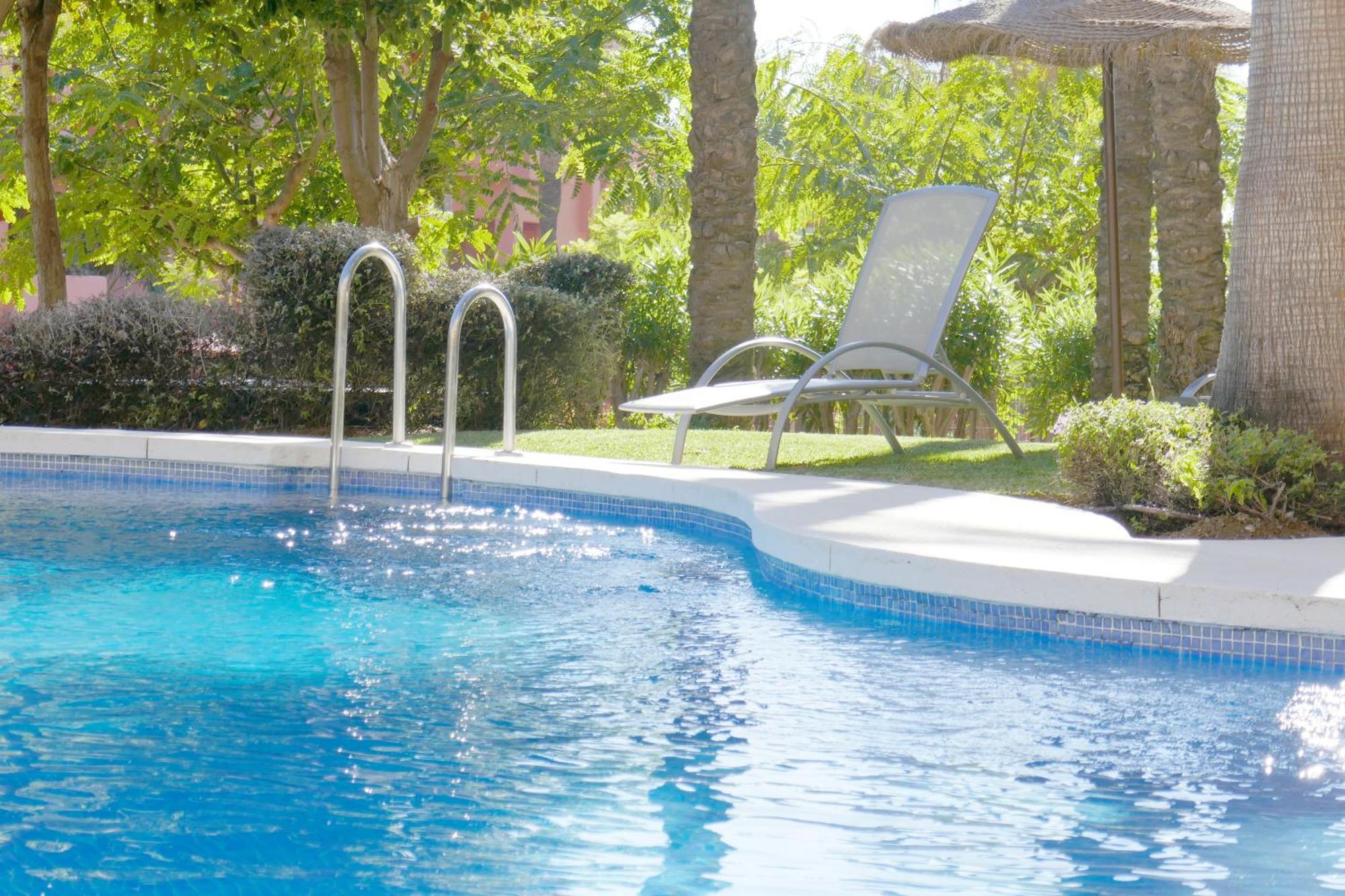 Salinas. Apartment For 4. Terrace/Parking/Pools/Gym/4Mins Beach Estepona Luaran gambar